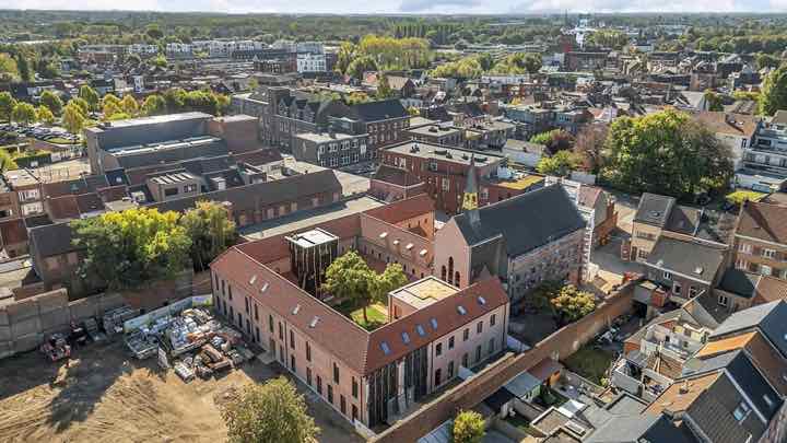 Luchtzicht op de werf in het centrum van Boom
