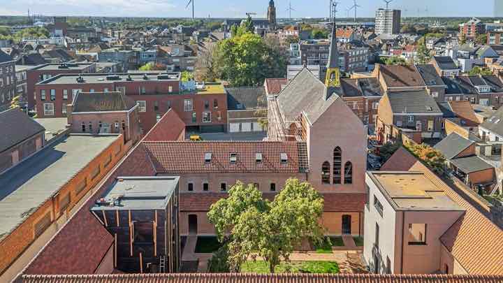 Het kloostergebouw en de kerk van bovenaf