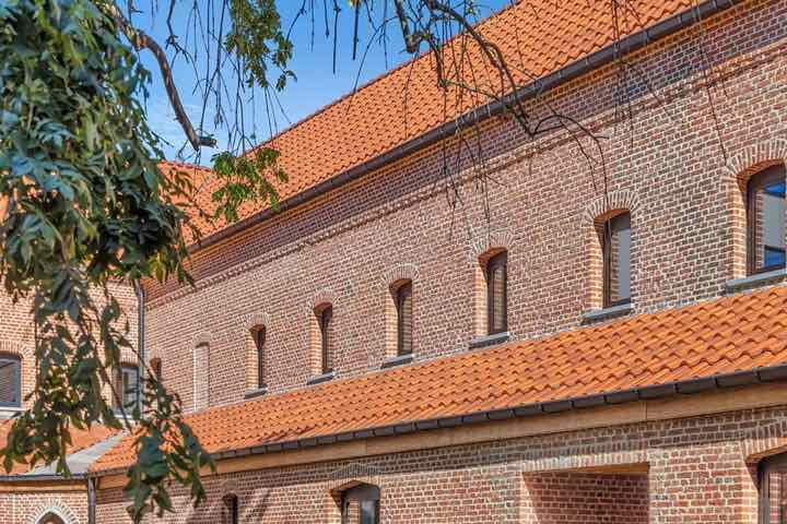 Gerenoveerde gevel van het kloostergebouw