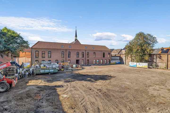 Het werfterrein aan het klooster
