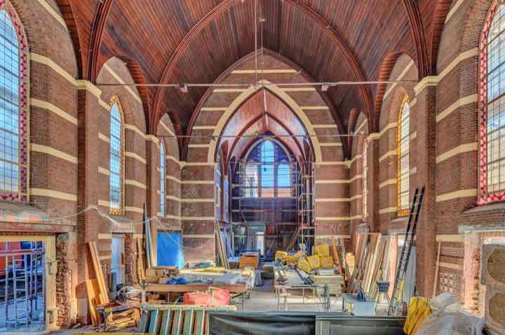 Het interieur van de kerk tijdens de werken