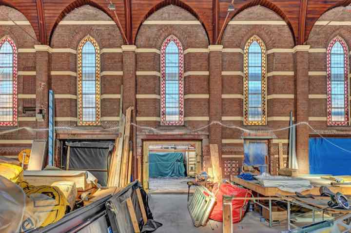 De gewelven en glasramen van de kerk